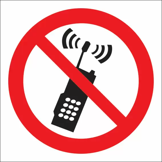 Р18 Запрещается пользоваться мобильным (сотовым) телефоном или переносной рацией